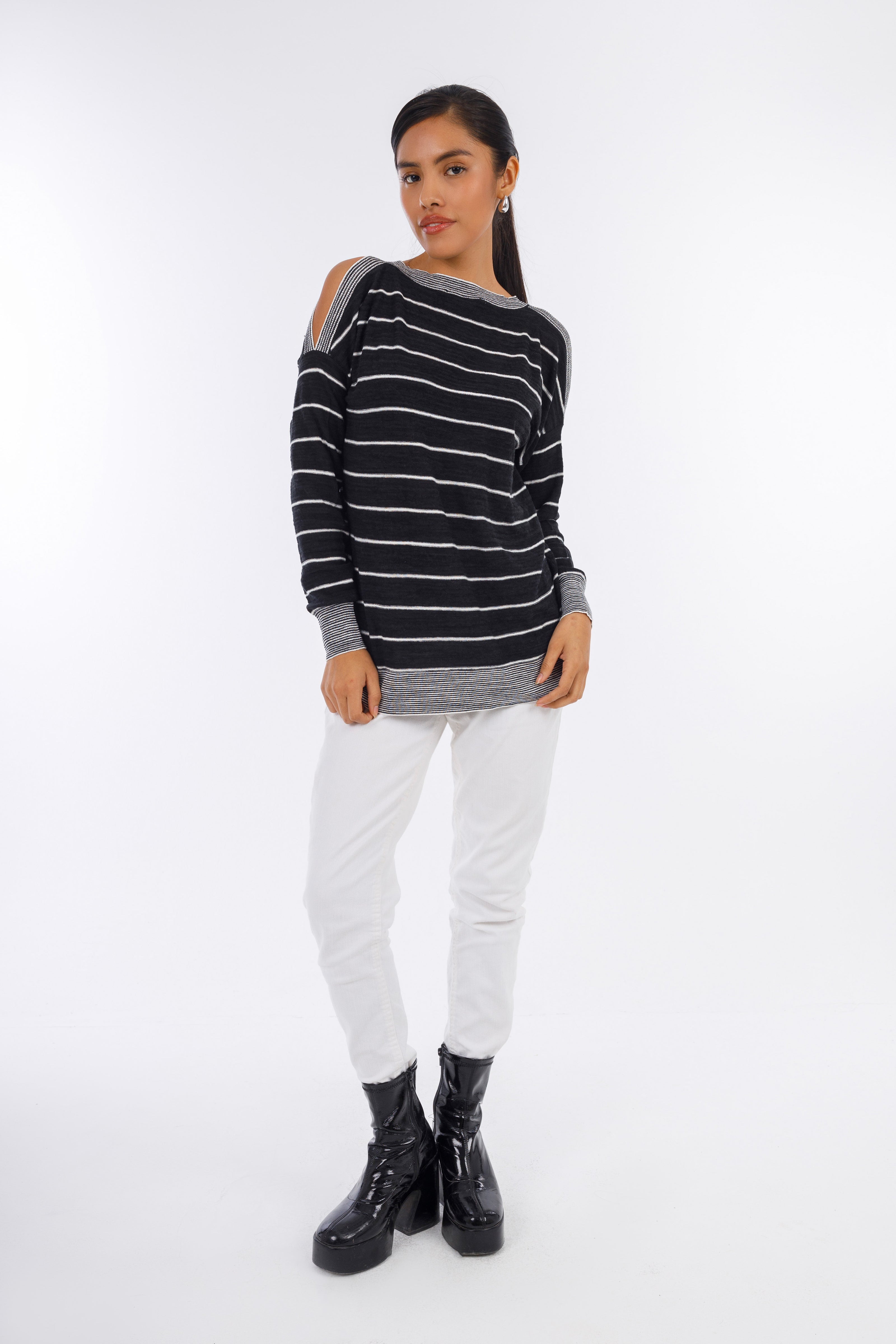 Black Shoulder-Pop Round-neck Pullover-W24008