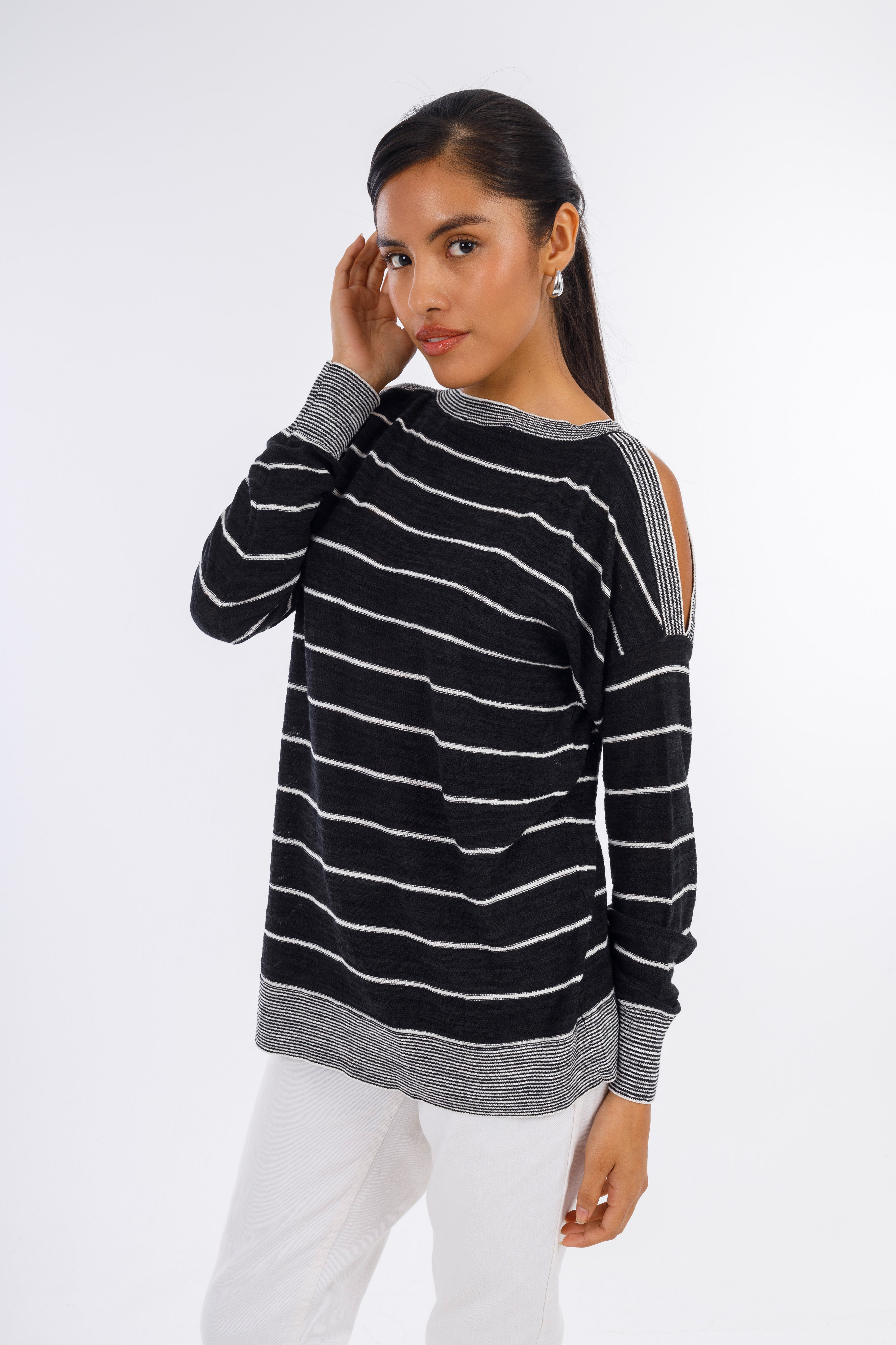 Black Shoulder-Pop Round-neck Pullover-W24008